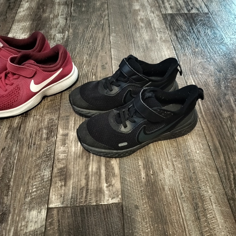 Nike Kids' Sneakers in Red and Black - Picture 2 of 3